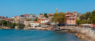 Amasra, Türkiye-1 Eylül 2011: İnsanların öğle yemeği yediği ünlü balık restoranlarının panoramik manzarası, renkli evler ve Amasra plajı yakınlarındaki sahil. Türkiye 'nin Karadeniz bölgesinde çok popüler bir turizm beldesi.