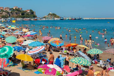 Amasra, Türkiye-1 Eylül 2011: İnsanlar Amasra sahilinde çok kalabalık bir günde güneşleniyorlar, yürüyorlar veya yüzüyorlar. Türkiye 'nin Karadeniz bölgesinde çok popüler bir turizm beldesi.