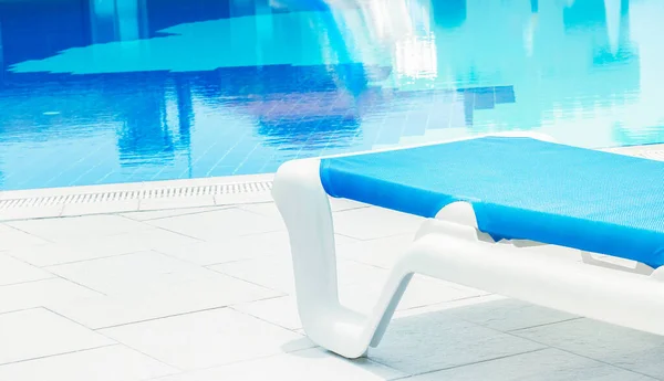 Closeup Detail White Blank Sunbed Swimming Pool Hot Summer Day — Stock Photo, Image