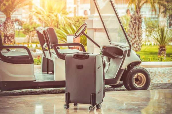 Suitcase Standing Electrical Hotel Passenger Shuttle Bus Front Blurry Palm — Stock Photo, Image