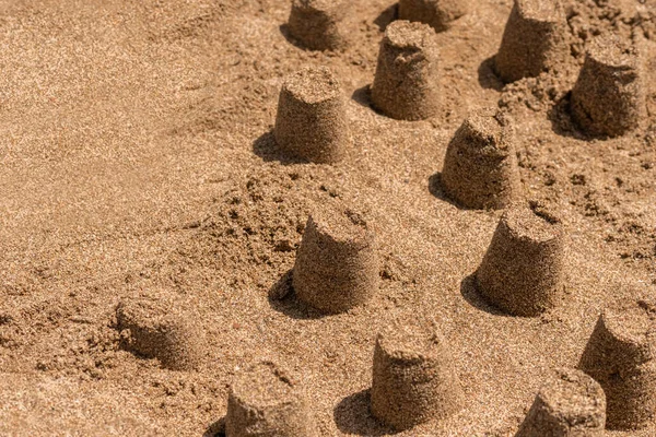 ビーチで砂の城のグループ 子供の頃の想像力と創造性 — ストック写真