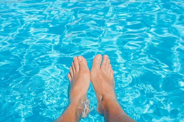 Sommerferienkonzept Männerfüße Gegen Blaues Wasser Schwimmbad Laugen Blauen Wasser Entspannung — Stockfoto