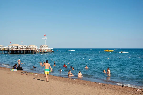 Antalya Turquia Junho 2021 Frequentadores Praia Tomam Banho Sol Nadam — Fotografia de Stock