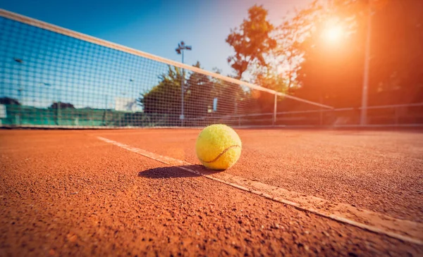 Széles Látószögű Közeli Kép Teniszlabdáról Pályán Naplementekor Versenyképes Egyéni Sportkoncepció — Stock Fotó