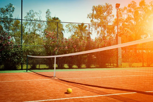 Weitwinkel Foto Von Kunstrasen Tennisplatz Mit Tennisball Bei Sonnenuntergang Wettbewerbsfähiges — Stockfoto