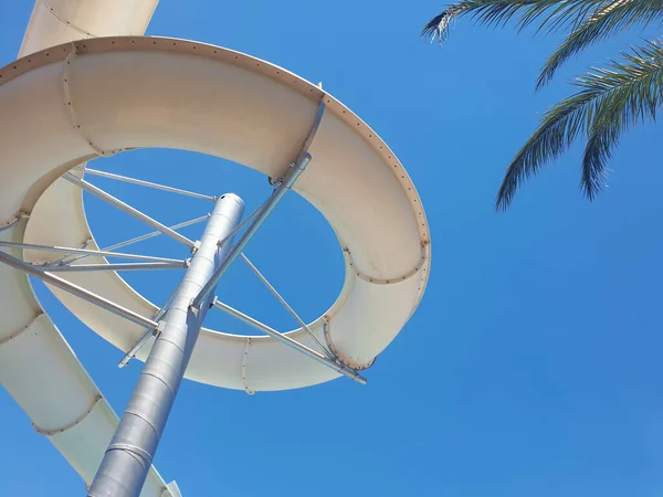 Schrauben Sie Wasserrutsche Und Palmblätter Von Unten Wasserpark Sommerurlaub Sommerzeit — Stockfoto