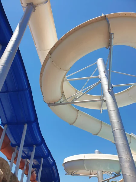 Schrauben Sie Wasserrutsche Und Speed Rutschen Von Unten Wasserpark Sommerurlaub — Stockfoto