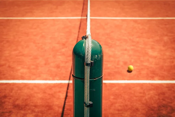 Sérült Acél Teniszpózna Teniszlabda Magas Szögből Teniszpálya Felére Oszlik Versenyképes — Stock Fotó