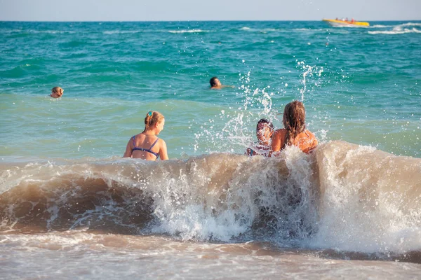 Antalya Turquia Agosto 2013 Joyful Happy Young Girl Other People — Fotografia de Stock