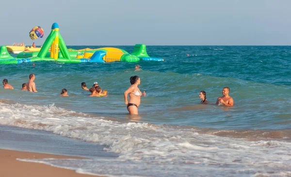 Antalya Turquia Agosto 2013 Grupo Pessoas Alegres Divertindo Nadando Mar — Fotografia de Stock