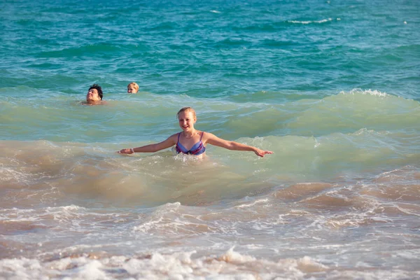 Antalya Turecko Srpen 2013 Radostná Mladá Dívka Další Lidé Plavající — Stock fotografie