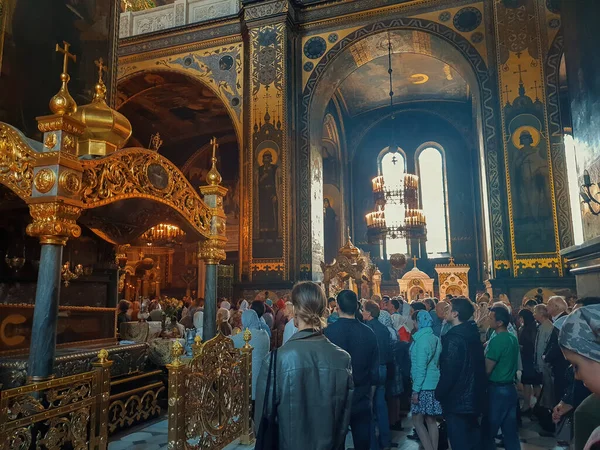 Kiev Oekraïne April 2018 Verzamelde Trouwe Mensen Biddend Ontzag Kathedraal — Stockfoto