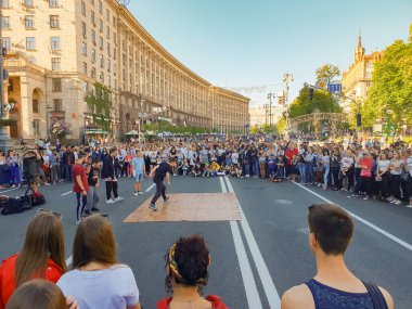Kiev, Ukrayna-30 Nisan 2018: Ukrayna 'nın Kiev kentindeki Kreschatik caddesinde hip hop dansçılarının gösterisini izleyen kalabalık. Ukrayna 'da çok popüler bir sokak dansı gösterisi..