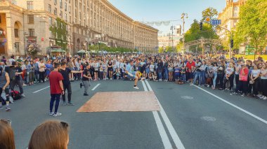 Kiev, Ukrayna-30 Nisan 2018: Ukrayna 'nın Kiev kentindeki Kreschatik caddesinde hip hop dansçılarının gösterisini izleyen kalabalık. Ukrayna 'da çok popüler bir sokak dansı gösterisi..