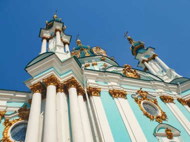 Ukrayna Kiev 'deki en güzel tarihi binalardan biri olan St. Andrew Kilisesi. Mimarinin ayrıntıları.