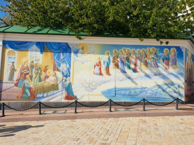 Kiev, Ukrayna-28 Nisan 2018: Ukrayna 'nın Kiev kentindeki Aziz Michael Katedrali ve manastırının girişindeki güzel Hıristiyan duvar resimleri. 