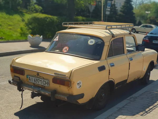 乌克兰基辅 2018年4月29日 乌克兰基辅街头一辆苏联时代的旧车 古董车在街上 — 图库照片