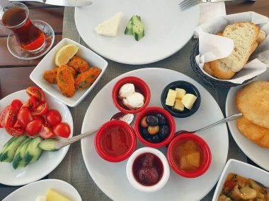 Geleneksel Türk Köy Kahvaltısı. Domates, salatalık, yağ, zeytin, borek, reçel, kremalı mercimek ve patlıcan ezmesi..