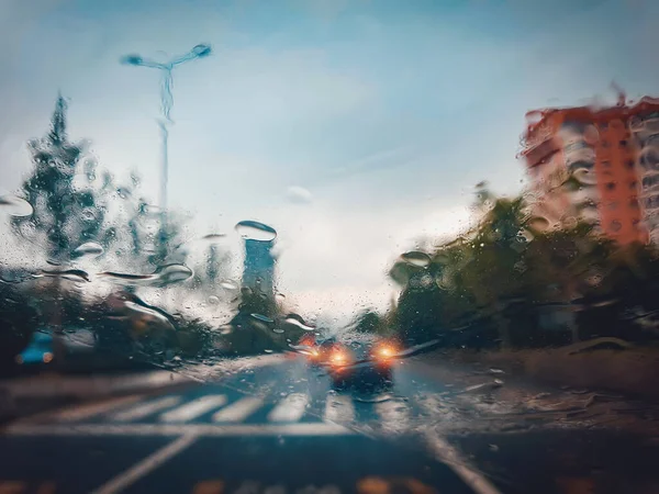 雨夜透过挡风玻璃看到车辆和灯火通明 雨天的公路交通 — 图库照片