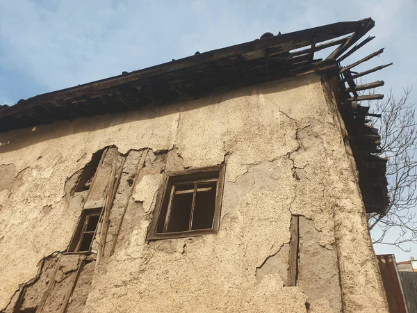 Fachada Lateral Antiguo Edificio Abandonado Podrido Con Paredes Agrietadas Ventanas — Foto de Stock