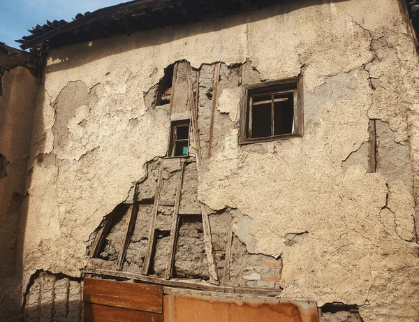 Fachada Lateral Antiguo Edificio Abandonado Podrido Con Paredes Agrietadas Ventanas — Foto de Stock