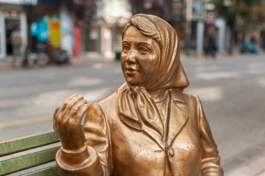 Türkiye 'nin Eskisehir kentinde kürsüde konuşurken sohbet eden iki kadının heykelinin ayrıntıları.