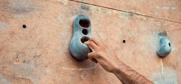 Foto Close Mão Masculina Agarrando Seguranças Escalada Parede Desgastada Fora — Fotografia de Stock