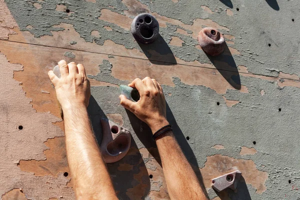 Foto Close Mãos Masculinas Agarrando Seguranças Escalada Parede Desgastada Fora — Fotografia de Stock