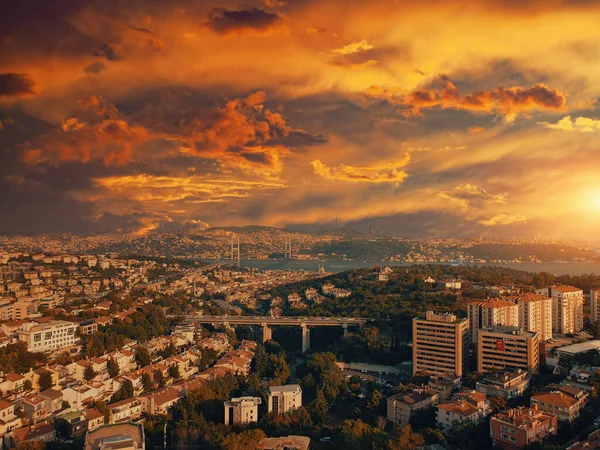 Prachtig Uitzicht Gebouwen Bosporus Brug Istanbul Tijdens Een Dramatische Zonsondergang — Stockfoto