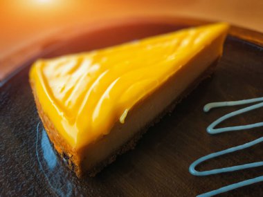 Lezzetli bir parça soğuk limonlu cheesecake yakın plandaki ahşap tabakta..
