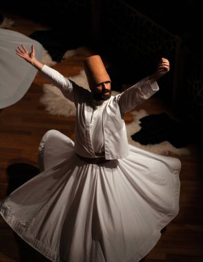 Konya - Ekim 05, 2021: Whirling Dervish - 124; Semazen sahnede Sama ayini yapıyor. Dervişler Dansı, melodilere ve dansa odaklanarak Tanrı üzerine bir çeşit meditasyondur..