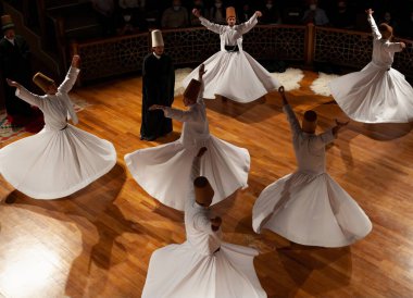Konya - 05 Ekim 2021: Fırıl fırıl dönen derviş grubu (124- Semazen) sahnede Sama ayini yapıyor. Dervişler Dansı, melodilere ve dansa odaklanarak Tanrı üzerine bir çeşit meditasyondur..