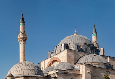 Selimiye Camii, Sultan Selim Camii, Konya, Türkiye 'de açık mavi gökyüzü önündedir..