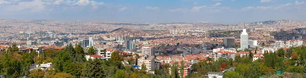 从坎卡亚区植物园俯瞰安卡拉美丽的全景 土耳其首都城市 — 图库照片