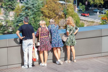 ANKARA-TURKEY, 20 Eylül 2021: Ankara 'yı Atakule' den izleyen turist ailesi. Başkent Türkiye turistler arasında popülerdir.