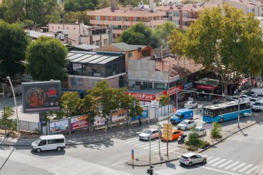 ANKARA-TURKEY, 20 Eylül 2021: Ankara 'nın Cankaya ilçesinde Ayranci ve Simon Bolivar caddelerinin kesiştiği nokta. Otobüs, arabalar ve diğer araçlar trafikte. Küçük işletmeler ve sokaktaki insanlar..
