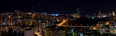 Geceleri Ankara 'nın Cankaya, Oran ve Dikmen ilçelerinin güzel panoramik şehirleri. Dikmen Vadisi Köprüsü ve binaların uzun pozlu fotoğrafları.