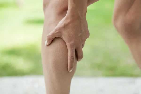 Боль в ноге теленка во время занятий спортом — стоковое фото