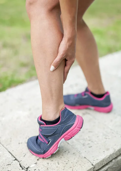 Cramp in leg calf during sports activity — Stock Photo, Image