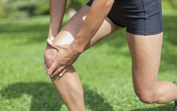 Dolor de rodilla durante la actividad deportiva — Foto de Stock