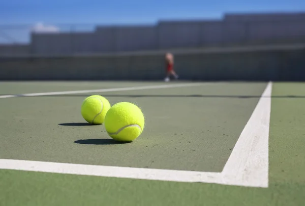 ベースラインの近くに 2 つのテニス ボール — ストック写真