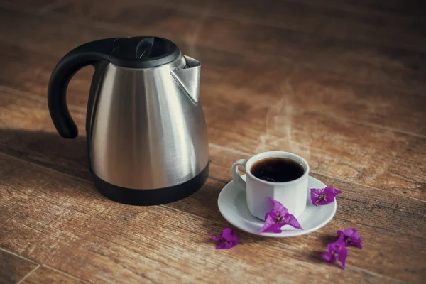 Tasse en porcelaine avec thé noir et bouilloire — Photo