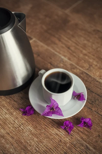 Siyah çay ve su ısıtıcısı ile porselen fincan — Stok fotoğraf
