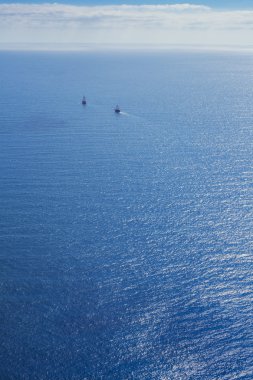 sonsuz mavi denizde tekneler