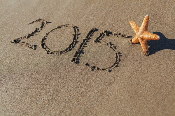 Starfish next to 2015 written on sand — Stock Photo, Image