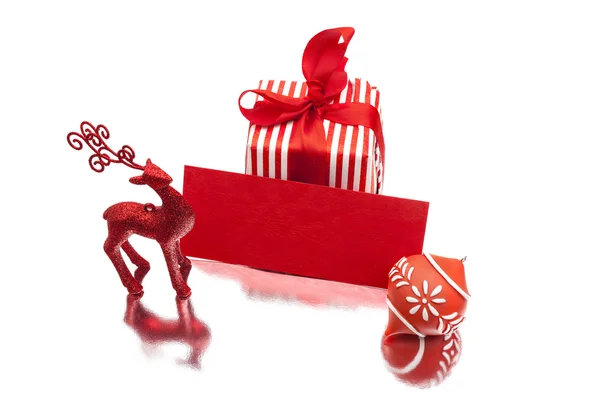 Prázdné Vánoční blahopřání, jelen a dárkový box na bílém pozadí — Stock fotografie
