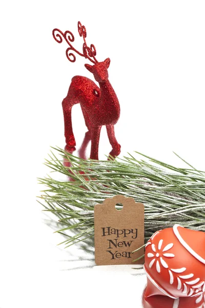 Šťastný nový rok pozdrav zpráva, vánoční jelen, vánoční strom na bílém pozadí — Stock fotografie