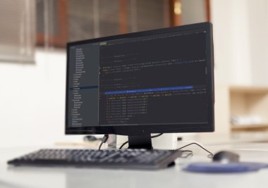 Kaynak kodlarını bilgisayar monitör