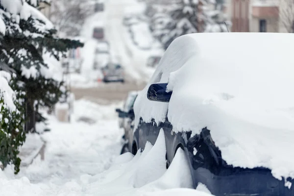 Carros e estradas cobertas de neve — Fotografia de Stock