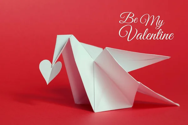 Valentines day background. Origami dove carrying paper heart wit — Stock Photo, Image